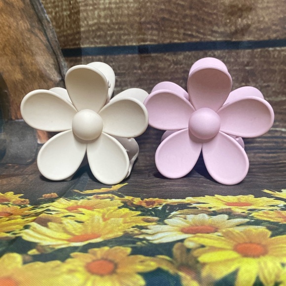 Other - 🦋NWOT Flower Hair Clips